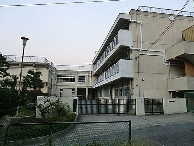 横浜市立岡津中学校まで1627m、小中学校間の連携を深める、義務教育9年間の学習指導と生活指導の円滑な接続が図れるよう中学校区を基本として推進しています。