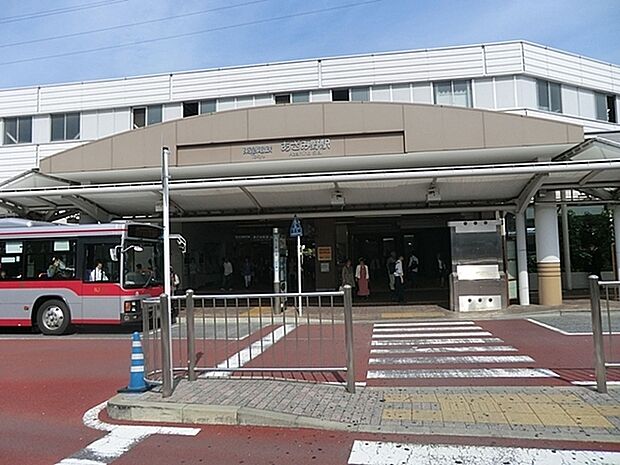 東急田園都市線あざみ野駅まで1412m、東急田園都市線の中間地点、横浜市営地下鉄ブルーラインの発着点、都心や横浜へもアクセス良好