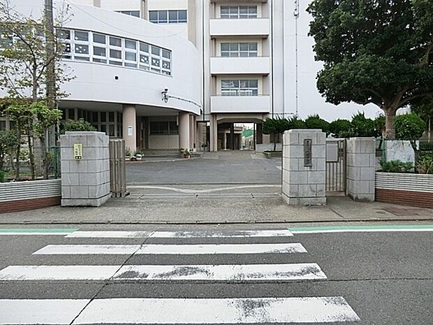 横浜市立六浦中学校まで1340m、学校教育目標：自ら学び粘り強く学習する態度を育て、基礎学力の定着を目指します。