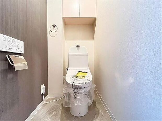 《トイレ》　■快適な使用感が人気の温水洗浄脱臭暖房機能を搭載。しかも汚れがつきにくく落ちやすい、洗浄力に優れた洗浄機能付トイレ。