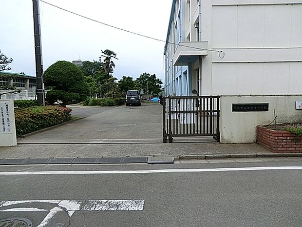 藤沢市立湘南台小学校まで925m、藤沢市湘南台にある公立小学校で、日本語指導教室も開設している。