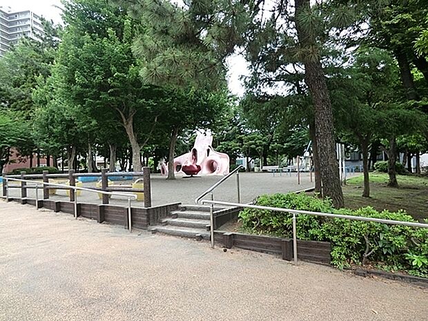 澁谷ケ原公園まで472m、渋谷ヶ原公園は藤沢市にある住宅街の、子どもが走り回れる広さの公園です。公園の設備には水飲み・手洗いがあります。