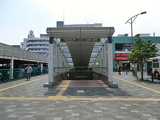 湘南台駅（横浜市営地下鉄ブルーライン、相鉄線、小田急線）まで626m、商業施設、公共施設、大型公園等が揃い、生活環境が充実した住み良い街。3路線が乗り入れており通勤・通学にも便利な地。