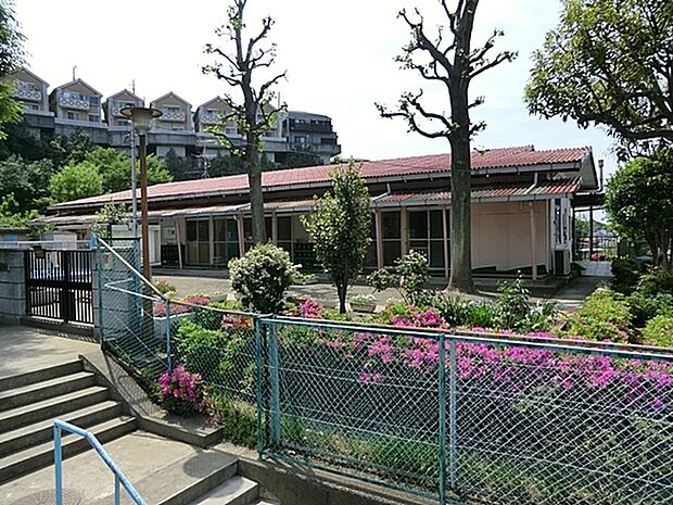 横浜市杉田保育園まで1120m、小高い丘の上にある60名定員の小さく可愛らしい保育園。子供達はみな元気いっぱいで明るくのびのびと生活しています。