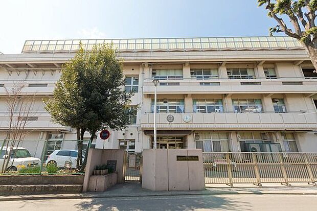 横浜市立西中学校まで1071m、開校当時は生徒数474名で、昭和28年に1694名となり、昭和29年西中学校岩井原分校が岩井原中学校として独立しました