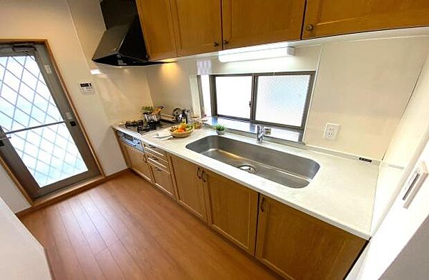 《システムキッチン》　■大型冷蔵庫や食器棚を置いても余裕なスペース。奥様の料理の腕も上がりそうな予感。