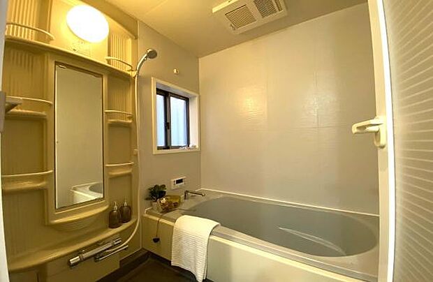 《浴室》　■ゆったり足を伸ばせる浴槽。お子様と一緒でもゆとりの1坪タイプ。1日の疲れを癒してくれるバスタイム。