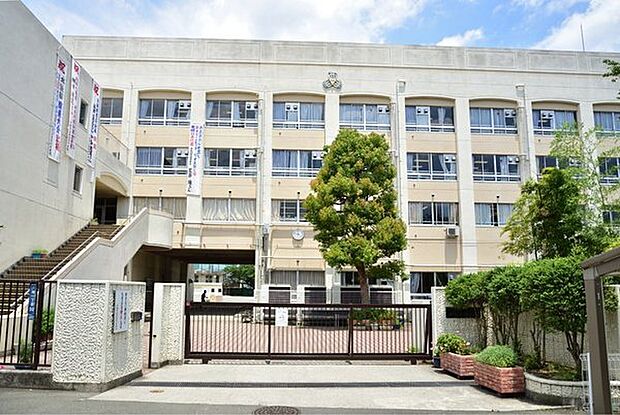 川崎市立西高津中学校まで674m、校章には「己を守り、教育を守り、社会を守る盾」であれという意味があるそうです。