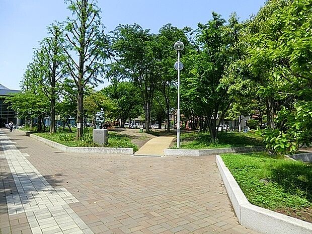 溝口緑地まで772m、周辺の自然環境と景観を守るためにつくられた広めの都市緑地です。2000年以降につくられた新しい公園です。