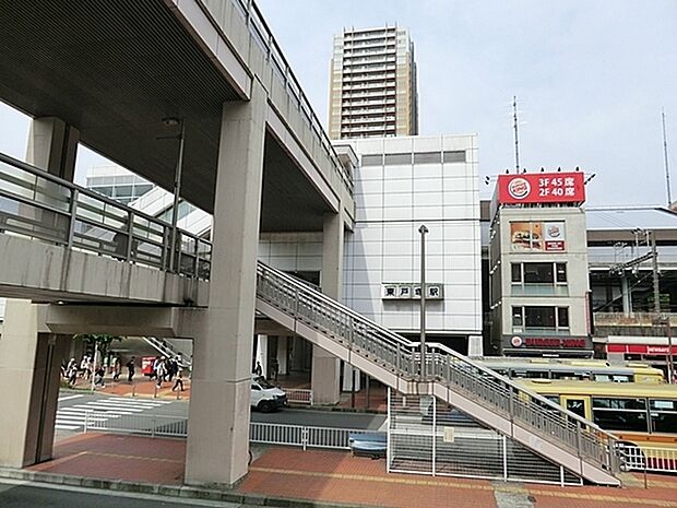 JR東戸塚駅まで1857m、駅周辺には商業施設が充実しています。暮らしの中心になる駅は、日々の通勤だけでなく、休日のひと時も楽しめます。