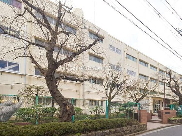 横浜市立岡村中学校まで868m、自分の良さをみつけ、可能性を高めていくこと　健やかな体と思いやりの心を育んでいくこと　共に認め合い社会性を高めていくこと