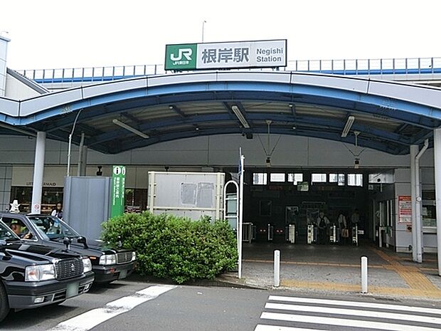 根岸駅(JR 根岸線)まで1696m、京浜東北線と横浜線も通っており、乗り換えなしで新横浜まで行くことができるので新幹線にも乗りやすく便利な駅。