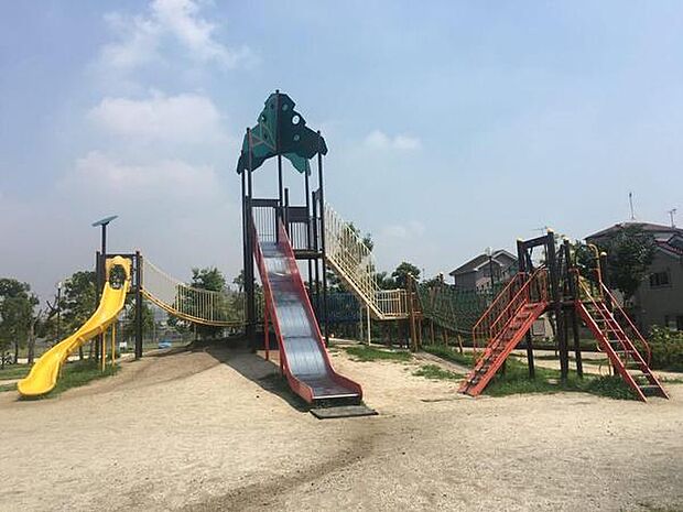 小田公園まで931m、軟式野球場や、じゃぶじゃぶ池広場、赤と黄色のカラフルな大型すべり台などがあり、子供たちが楽しめる公園です。