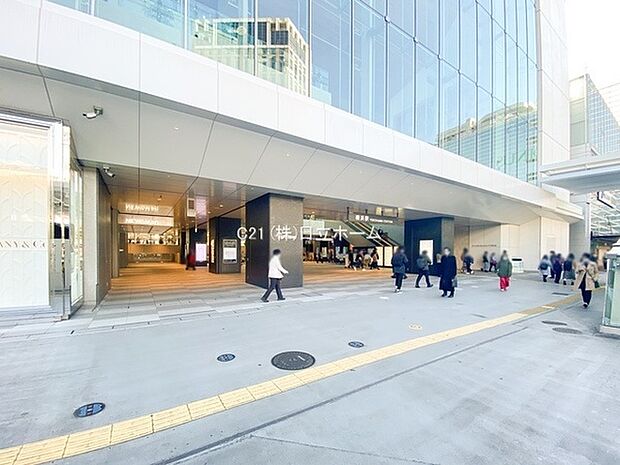 横浜駅(JR 東海道本線)まで1559m、乗入路線、商業施設も多く、みなとみらい地区等にも近く住環境良好。住みたい駅ランキングでは毎年上位のとても住みよい街