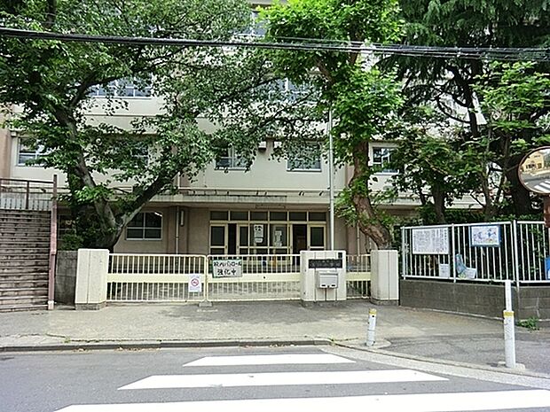 川崎市立玉川小学校まで477m、明治37年3月27日、御幸村立尋常玉川小学校として創立し、今年で115年となる伝統ある学校です。