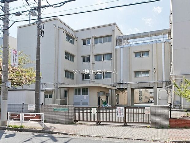 横浜市立日吉台中学校まで901m、横浜市港北区北部に位置する住宅地である日吉にある中学校である。横浜市で2番目にグラウンドが広い中学校。