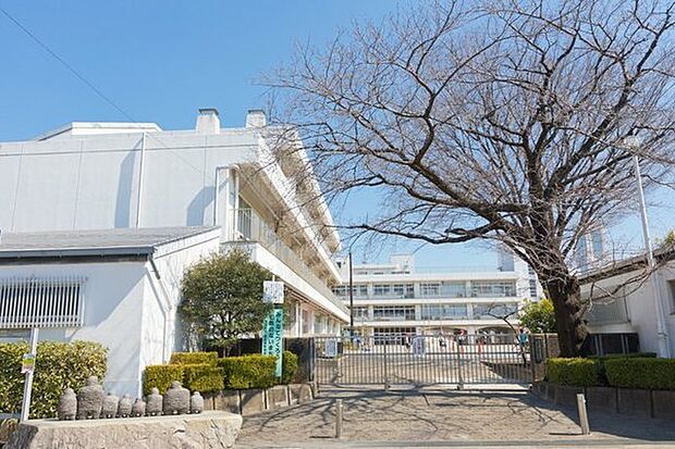 横浜市立西前小学校まで413m、学校教育目標は『自ら学び　友達や社会とかかわり合いながら　ともに新しい社会を創ろうとする子ども』
