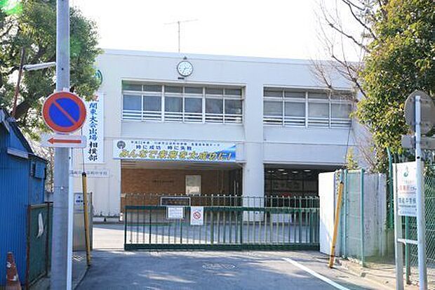 川崎市立京町中学校まで921m、基本理念は『夢や希望を抱いて生きがいのある人生を送る為の礎を築く』