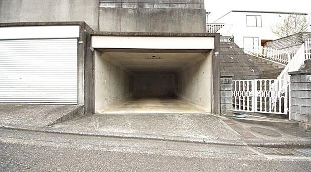 《駐車場》　■地下ガレージ。愛車を雨から守ってくれます。