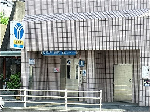 踊場駅(横浜市営地下鉄 ブルーライン)まで318m、横浜駅に乗り換え無し、隣の戸塚駅で東海道本線に乗り換えれば東京方面にも気軽に行けます。駅周辺は住宅街で静かな環境です。