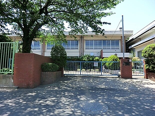 川崎市立南河原小学校まで572m、中央に商店街を持ち、住民の発展に寄せる期待は大きく、いつも活気を帯びている。