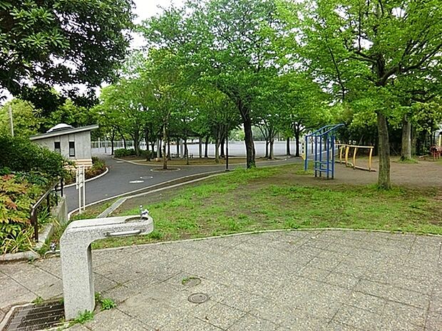 永田みなみ台公園まで461m、公園の中にはログハウスや屋外遊具の大小滑り台、健康遊具もあり老若男女訪れる公園です。