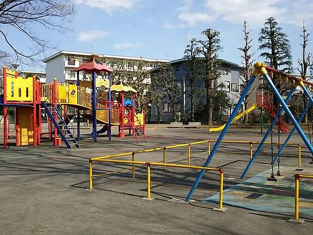平間公園まで906m、児童プールがある大きめな公園。遊具も揃っており、楽しめます。