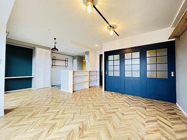 【リビング】ヘリンボーン柄の床材がオシャレなLDKです。材質（素材）、色、細部のコンセント等にもこだわったお部屋に仕上がっております！