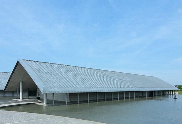 佐川美術館まで1050m、【開館時間】9:30〜17:00　比叡山・比良山を望む琵琶湖の畔にある美術館です。