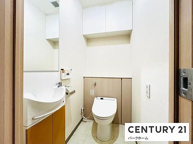 【トイレ】スッキリとしたデザインの温水洗浄便座付きトイレ。収納もしっかり完備しております！