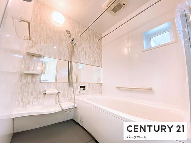 【バスルーム】日々の疲れを癒すバスルームです！窓付きなので換気も可能です！設備は浴室暖房乾燥機付きで、寒い冬場にも対応です！