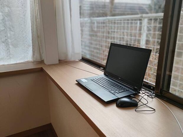 リビングの出窓になります♪パソコンを置いての作業や宿題など幅広い使用用途がある便利な空間です♪