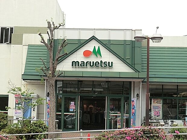 マルエツ名瀬店まで434m、営業時間：9時〜21時 　1階は100円ショップや洋服屋さんなどがあり、地下はスーパーになっています。