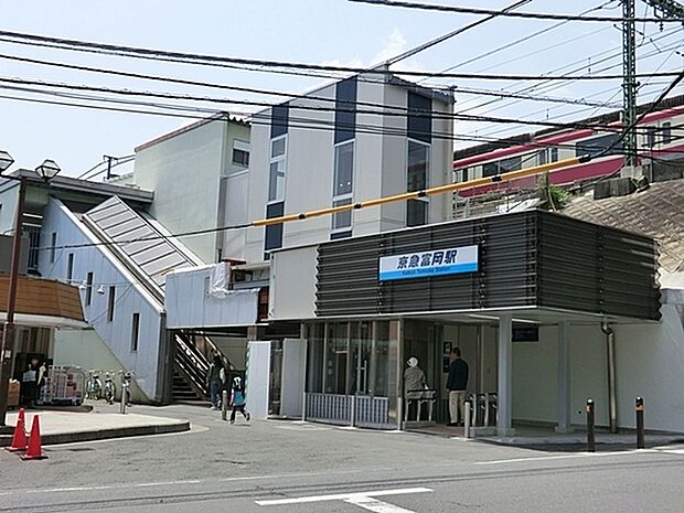 京急富岡駅まで364m、駅前には商店街やスーパーがあるため買い物に便利です。 京急本線の各駅停車の駅、上大岡まで7分、横浜まで21分で行けます。