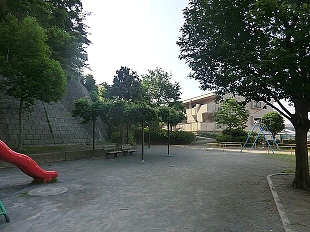 岩崎町第一公園まで362m、木陰のベンチで一休み　近所の子供たちの楽しい遊び場
