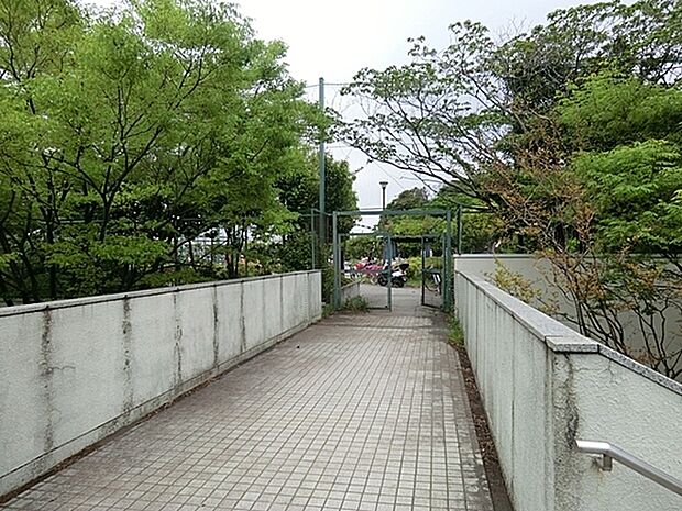 小港南公園まで1022m、最寄駅は、JR山手駅徒歩31分　最寄のバス停は、船員センター前徒歩5分　東京ドーム約0.2個分の小規模な公園です。