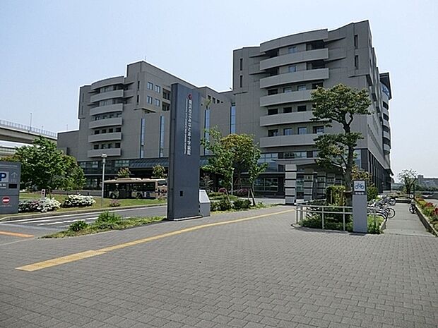 横浜市立みなと赤十字病院まで1707m、人道・博愛の赤十字精神のもと、患者の権利を尊重した良質で高度な医療を提供し、市民の健康増進に貢献する病院