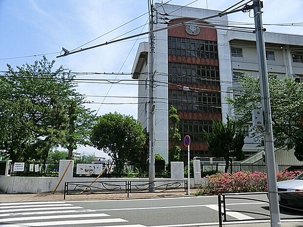 川崎市立塚越中学校まで1080m、創立69年目を迎える現在は、住宅や高層マンションや多くの公園がある静かな地域です。