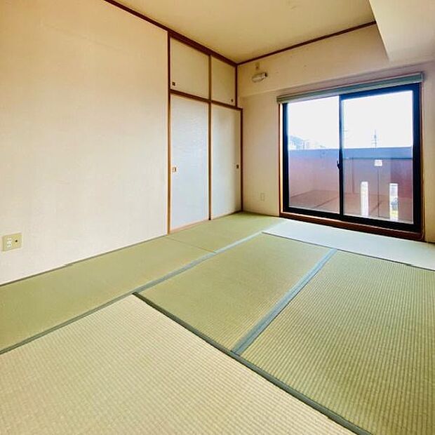 和室は畳の表替え済みです。