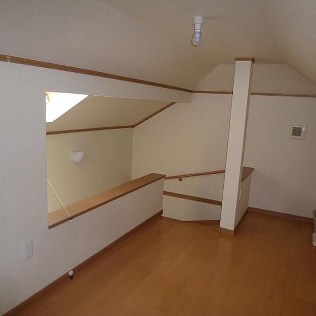 ＜収納／Strage＞固定階段で昇降、これだけの天井高があれば趣味のお部屋としても使えます♪