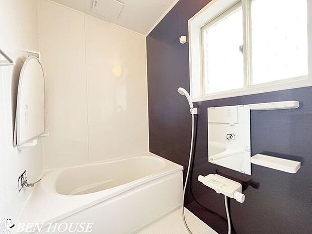 浴室・窓から陽ざしが差し込むバスルーム。換気もしっかりとできて、カビ対策にも有効です。