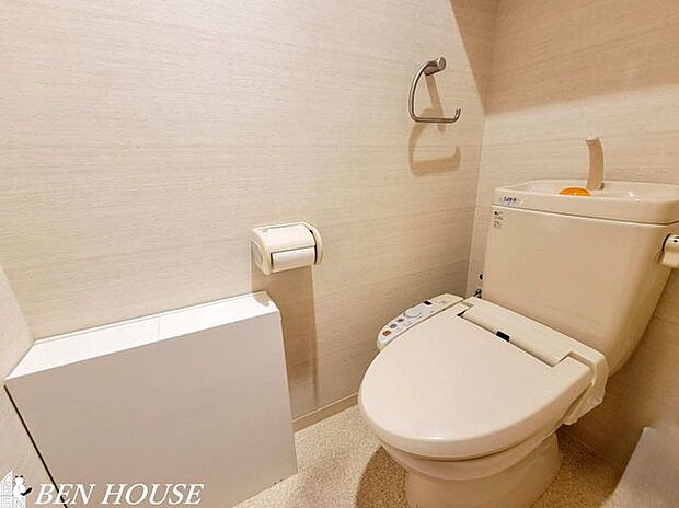 トイレ・明るく清潔感のあるトイレスペース。快適なトイレタイムに欠かせない温水洗浄便座付きです。
