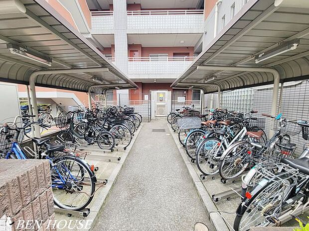 駐輪場・建物には屋根付きの駐輪場が併設されています。綺麗に整備され、自転車の取り出しもしやすいですね。