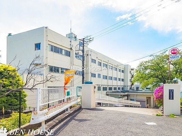 横浜市立下永谷小学校 徒歩9分。教育施設が近くに整った、子育て世帯も安心の住環境です。 710m