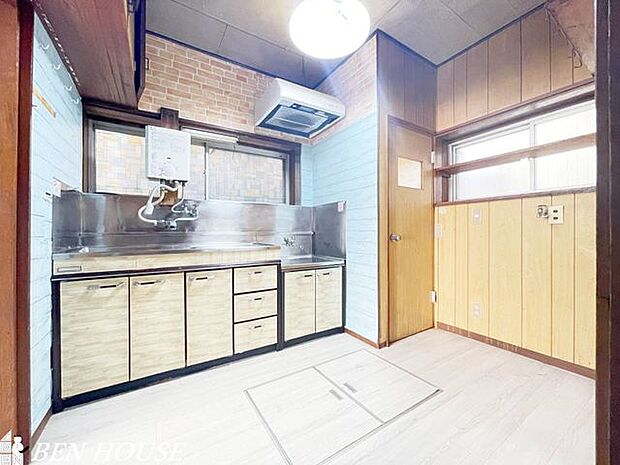 キッチン・通風と採光を確保できる窓付きのキッチンです。明るく、換気もしっかりできるので、調理中の快適さが違います。