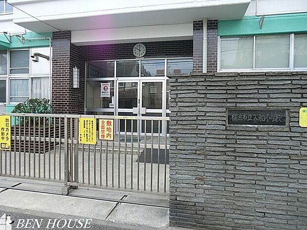 横浜市立入船小学校 徒歩2分。教育施設が近くに整った、子育て世帯も安心の住環境です。 150m