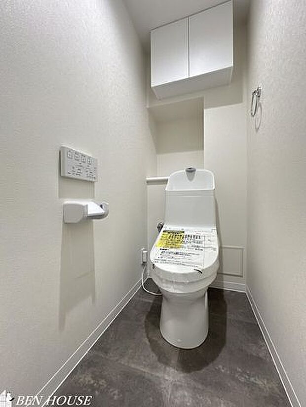 トイレ・新規交換済のシャワー洗浄機能付のトイレ・清潔感が印象的な空間です・リモコンは壁掛けタイプでお手入れもしやすい設備です