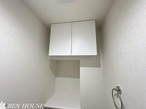 トイレ収納・吊戸棚の設置があり、トイレットペーパーやお掃除道具などもスッキリ収納できます