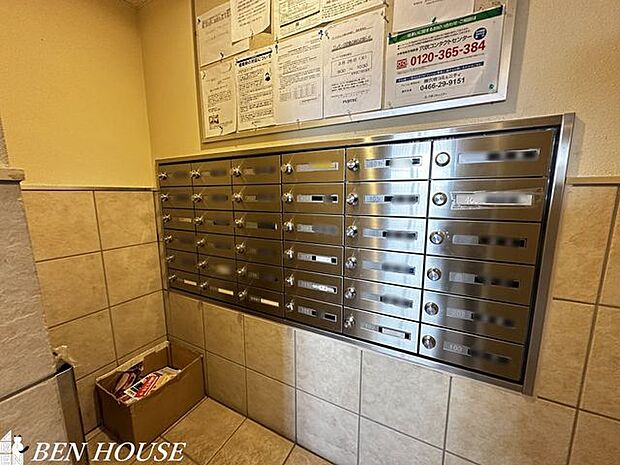 郵便ポスト・ダイアル式ロックの郵便ポスト。片手で簡単に解錠して郵便物を取り出せます。