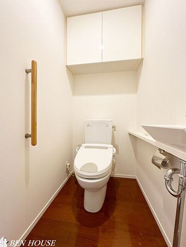 トイレ・吊戸棚の設置があり、トイレットペーパーやお掃除道具などもスッキリ収納できます